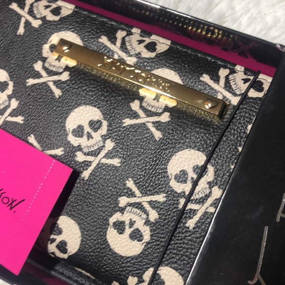Betsey Johnson Black & White Scull Boxed Zip Around Wallet 🤍🖤 ☠️ NWT - Picture 2 of 6